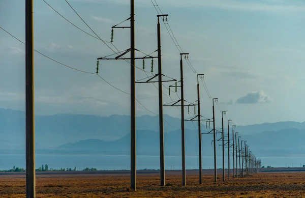 Linhas Energia Elétrica Campo Montanhas Fundo Lago — Fotografia de Stock