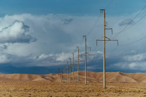Stromleitungen Feld Vor Dem Hintergrund Der Berge — Stockfoto