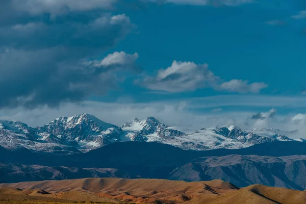 Hermoso Paisaje Montañas Con Picos Nevados Kirguistán —  Fotos de Stock