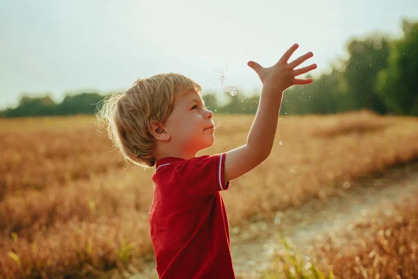 Kleine Jongen Vangt Waterdruppels Lucht — Stockfoto