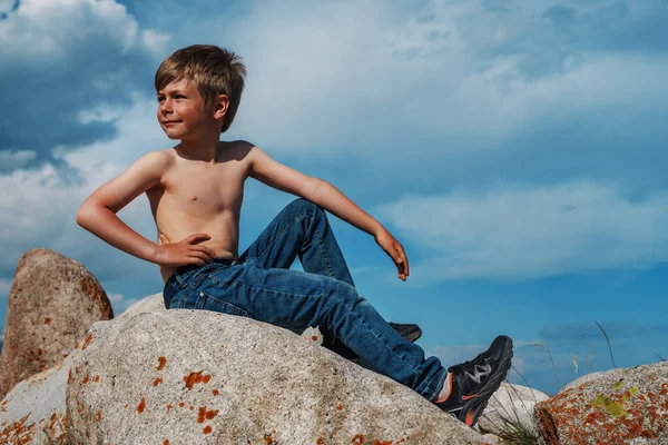 Siedmioletni Chłopiec Dżinsach Siedzi Głazie Górach — Zdjęcie stockowe