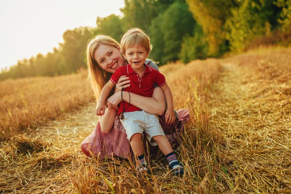 畑で子供を持つ幸せな若い女性 — ストック写真