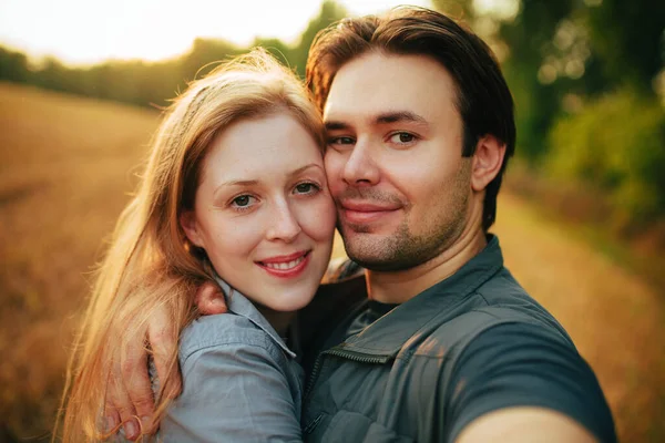 Porträt Eines Jungen Glücklichen Paares Auf Dem Feld — Stockfoto
