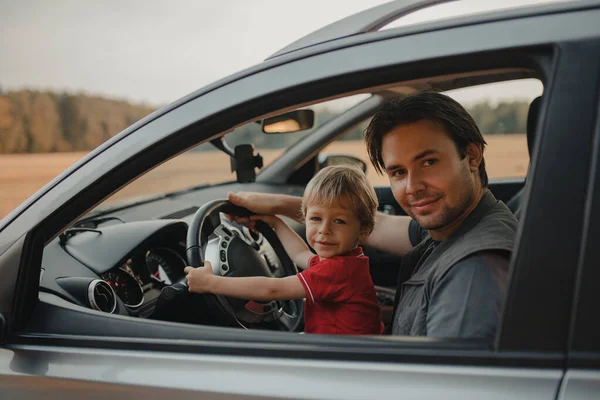Pai Com Seu Filho Dois Anos Dirigindo Carro Campo — Fotografia de Stock