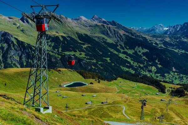 夏のスイスアルプスのManlichenケーブルウェイ — ストック写真