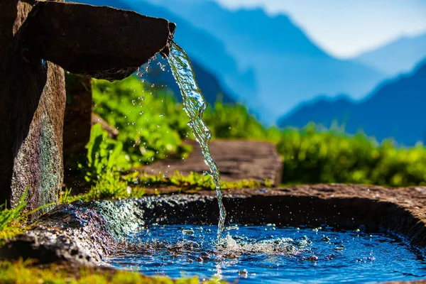 Pramen Vody Pozadí Hory Alpy — Stock fotografie