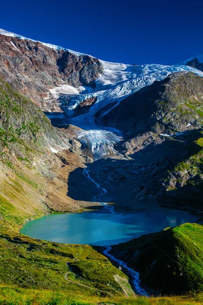 Alpes Suíços Montanhas Paisagem Com Lago Verão — Fotografia de Stock