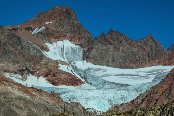 スイスアルプス山脈氷河と夏の風景 — ストック写真