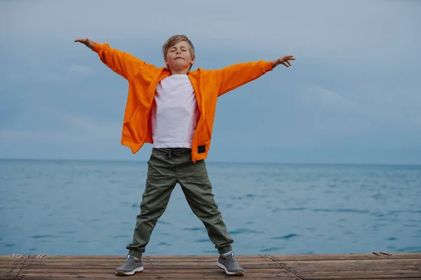 Šťastný Chlapec Stojí Břehu Jezera Rukama Nataženýma Stran — Stock fotografie