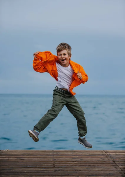 快乐的男孩在海滨跳跃 — 图库照片