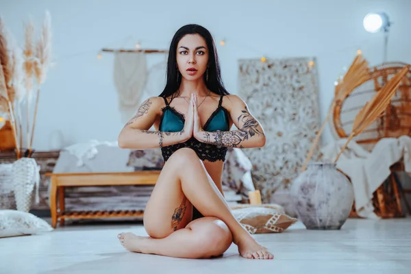 Yoga Pozunda Oturan Çamaşırlı Dövmeli Genç Bir Kadın — Stok fotoğraf