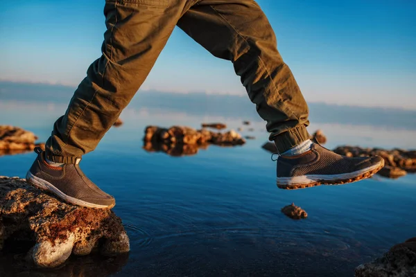 Niño Caminando Sobre Piedras Lago Enfoque Las Botas — Foto de Stock