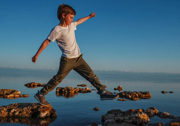 Niño Caminando Sobre Piedras Lago —  Fotos de Stock