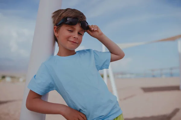 ビーチでサングラスをかけたハンサムな男の子の肖像画 — ストック写真