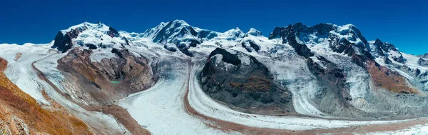 氷河のパノラマビューを持つ高アルプスの山々 — ストック写真