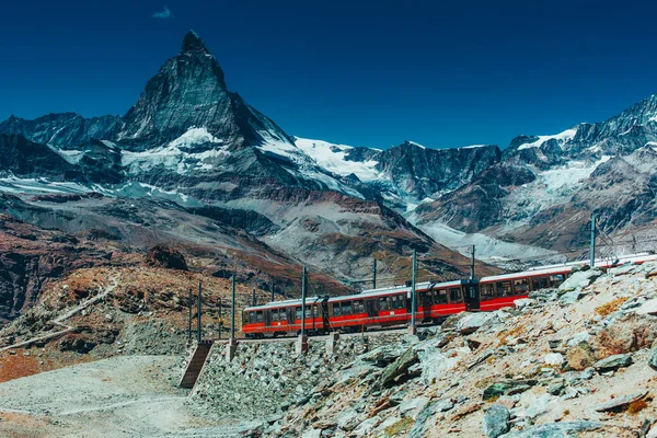 Comboio Altas Montanhas Alpes Fundo Matterhorn — Fotografia de Stock