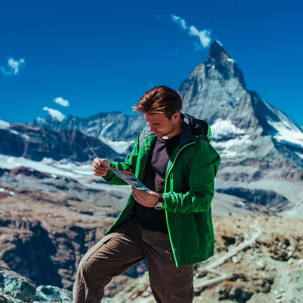 Sviçre Alplerinde Matterhorn Dağı Nın Arka Planında Haritası Olan Turist — Stok fotoğraf