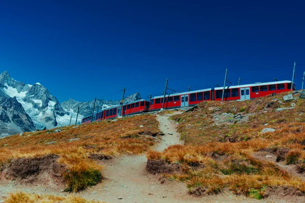 Train Rouge Dans Les Hautes Alpes — Photo