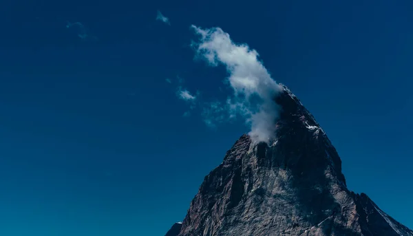 Vrchol Hory Matterhorn Mrakem Švýcarských Alpách — Stock fotografie