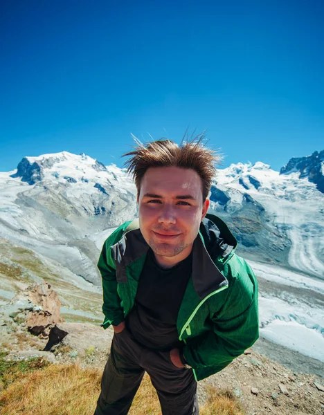 Sviçre Karla Kaplı Bir Dağın Zirvesinde Gülümseyen Yürüyüşçü — Stok fotoğraf