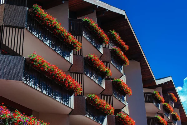 Alpes Casa Tradicional Con Flores Verano —  Fotos de Stock