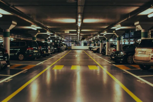 Moderne Ondergrondse Parking Met Auto — Stockfoto