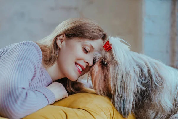 一个年轻女子和她心爱的石子狗的画像 — 图库照片