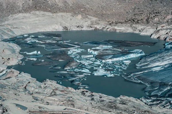 高山冰川中融化的冰湖 — 图库照片