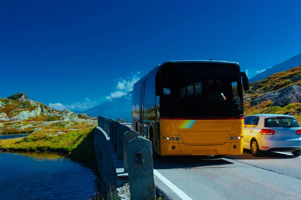 Альпийская Дорога Пассажирским Автобусом Легковым Автомобилем — стоковое фото