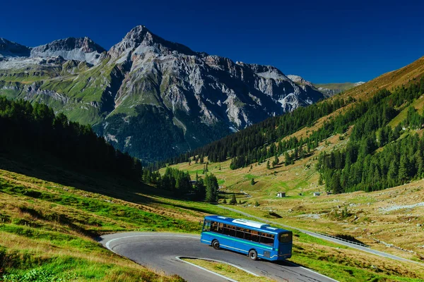 Passagiersbus Rijden Zwitserse Alpen Bergen Zomer — Stockfoto