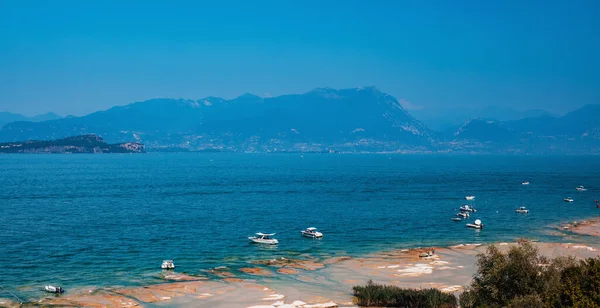 Ακτή Της Λίμνης Garda Στην Ιταλία Την Ημέρα Του Καλοκαιριού — Φωτογραφία Αρχείου