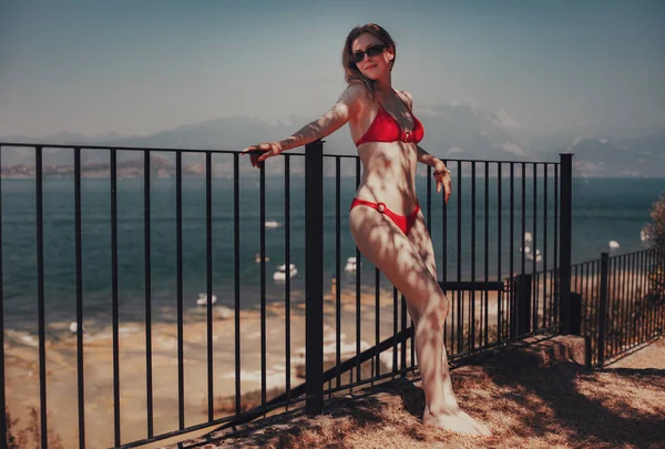 Όμορφη Γυναίκα Μαγιό Στέκεται Στην Παραλία Στο Φόντο Της Λίμνης — Φωτογραφία Αρχείου