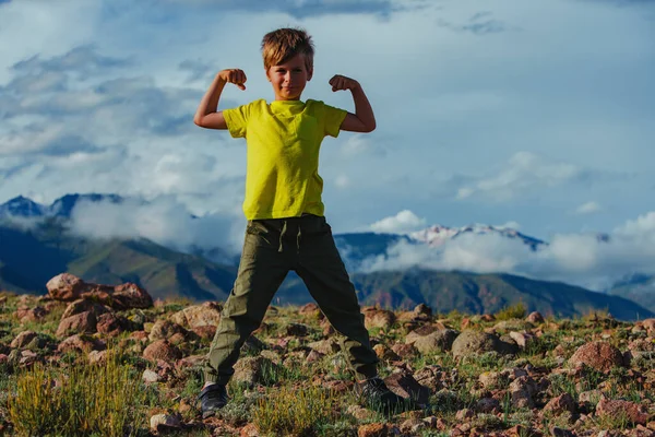 Šťastný Silný Chlapec Horách Pozadí Létě — Stock fotografie