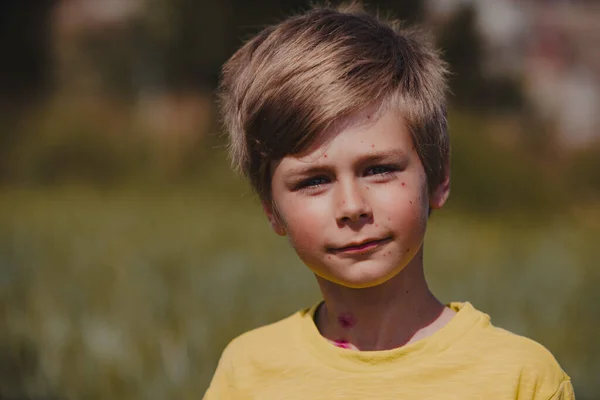 Портрет Хлопця Вітрянкою — стокове фото