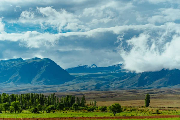 夏のキルギスの美しい山の風景 — ストック写真