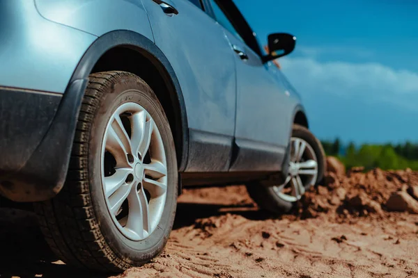泥や砂の上に立つ車 — ストック写真