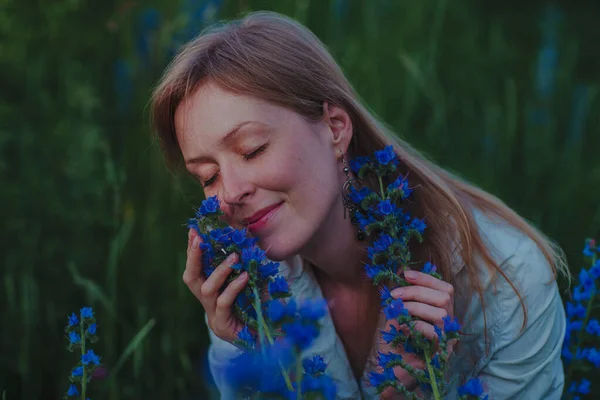 Porträt Einer Jungen Frau Mit Blauen Blumen Auf Einem Feld — Stockfoto
