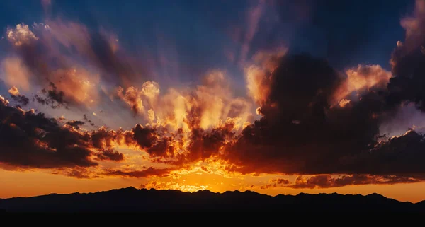 Kleurrijke Rode Dramatische Hemel Bij Zonsondergang Licht Met Bergen Silhouetten — Stockfoto