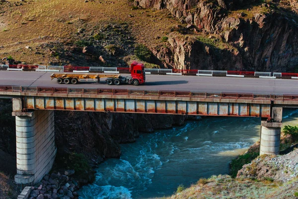 山中河上有卡车的公路桥 — 图库照片