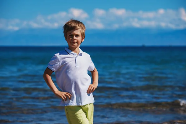 Portrét Šťastného Chlapce Břehu Jezera Létě — Stock fotografie
