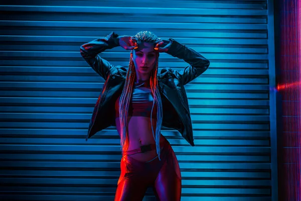 Young Woman Dancer Posing Dark Night Club Interior Neon Lights — Stok fotoğraf