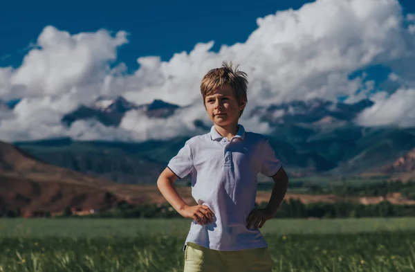 夏の山を背景にした少年像 — ストック写真