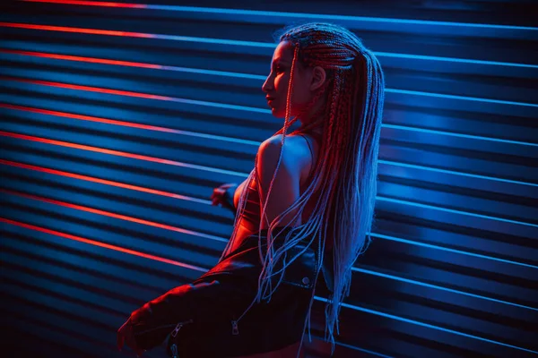 Genç Bayan Dansçı Karanlık Bir Gece Kulübünde Neon Işıklarla Poz — Stok fotoğraf