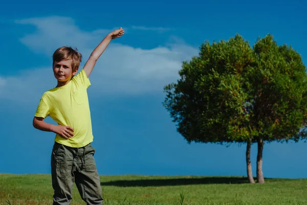 Chłopiec Pokazujący Wysokość Drzewa Słoneczny Dzień Koncepcja Ekologii — Zdjęcie stockowe
