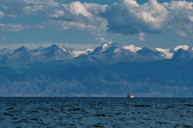 Issyk-Kul Gölü ve yazın yüksek Tien-Shan Dağları, Kırgızistan