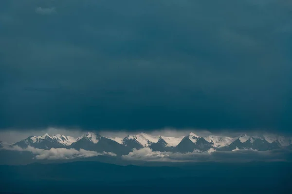 Schilderachtig Dramatisch Landschap Van Besneeuwde Bergtoppen Temidden Van Wolken Mist — Stockfoto