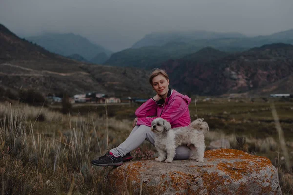 Shih Tzu Köpeği Olan Genç Bir Kadın Bulutlu Bir Günde — Stok fotoğraf