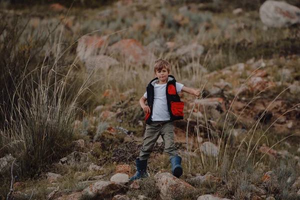 Αγόρι Πεζοπόρος Γιλέκο Και Λαστιχένιες Μπότες Στα Βουνά — Φωτογραφία Αρχείου