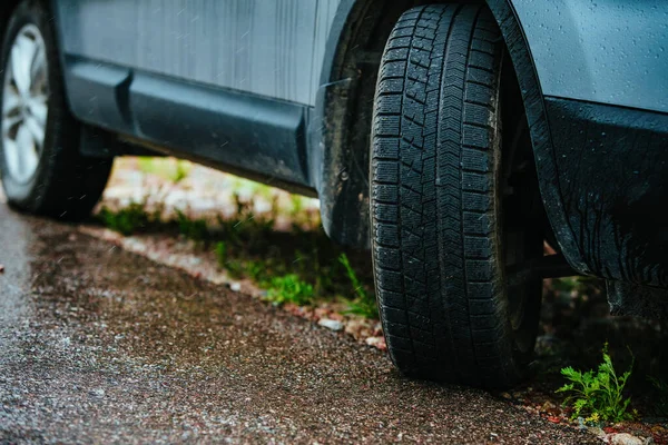 雨の後 道路の脇に立って車の車輪 — ストック写真