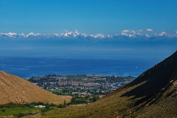 从吉尔吉斯斯坦山区看伊塞克湖和天山山脉的风景秀丽 — 图库照片